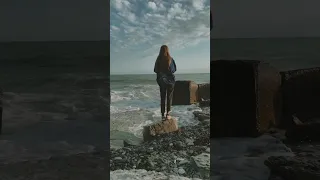 Стоишь на берегу.. И чувствуешь солёный запах ветра 💙