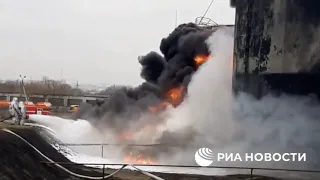 Тушение пожара на нефтебазе в Белгороде после обстрела с вертолётов