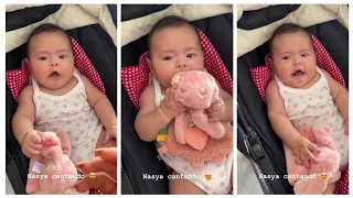 Nasya muerde y abraza su conejito de peluche 💜🥰