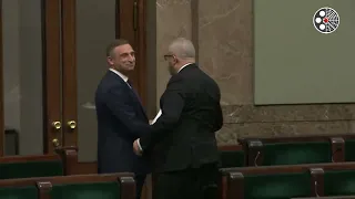 Bąkiewicz PRZEPĘDZONY z sali sejmowej