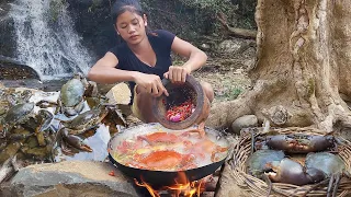 Adventure in forest: Cooking big crabs for dinner - Solo cooking in jungle