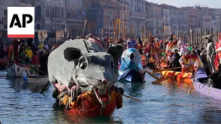 Venecia celebra carnaval con colorido desfile acuático