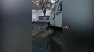 Легче переплыть: в Лесозаводске мост стал озером для водителей из-за снегопада