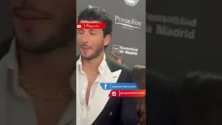 ¡Mira las imperdibles y divertidas caras de SEBASTIAN YATRA en la alfombra roja!