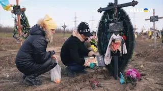 Докфильм "Сестры": украинки ухаживают за могилами погибших воинов