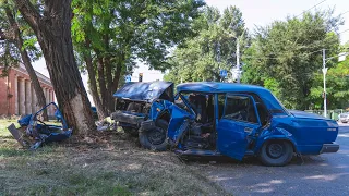 В Днепре на Криворожской ВАЗ влетел в дерево водитель погиб