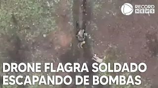 Drone flagra soldado russo escapando de bombas