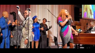 James Hall Worship And Praise: God Specializes (Featuring Le'Andria Johnson)