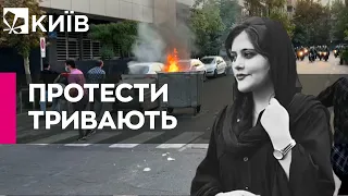 Знімають хіджаби і стрижуть волосся: в Ірані тривають протести через смерть дівчини