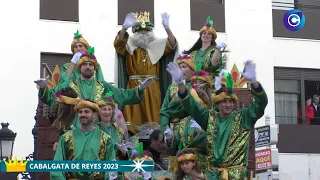 Los Reyes Magos llenan Coria del Río, de ilusión y caramelos antes de dejar los regalos.