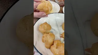 Закуска из профитролей с куриными снеками.