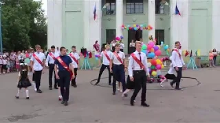 Танец выпускников с первоклассниками. Последний звонок 2018