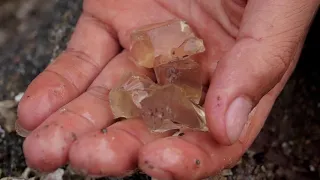 Treasure hunt in the wild found Green crystal fluorite and crystal stone like gold，Red crystal