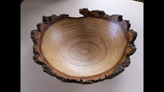 Richard Raffan turns a bark-rim bowl