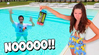 SOFÌ ROMPE I GIOCHI DI LUÌ IN PISCINA e LUÌ SI ARRABBIA TANTISSIMO!!