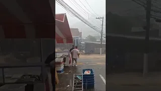 TEMPORAL SP: Chuva forte cria enxurrada que arrasta carro por rua da zona norte de SP