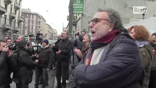 Milano, Meloni con il maxi tricolore in via Padova. I residenti: "Via i fascisti"