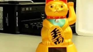 Maneki Neko Winkekatze winkt mit Solar-Antrieb