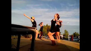 Танец девушек-полицейских из Культурного Центра на сельском празднике