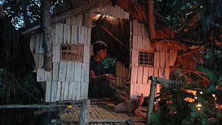 HUJAN BADAI SIANG MALAM BERTAHAN HIDUP DI RUMAH POHON DENGAN BELALANG DAN KEONG EMAS