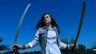 Фланкировка. Потомственная казачка фланкирует шашками. Beautiful girl dancing with a Russian sword