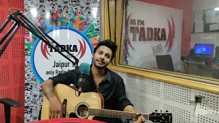 Singer Stebin Ben Sings Nazm Nazm, dekhte dekhte and more songs while playing guitar