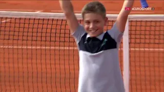 Tremendo punto de un ball boy contra Novak Djokovic