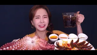 Girl Try’s To Cook Alive Octopus Mukbang￼🦑😭