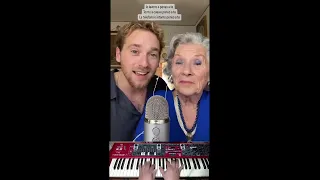 "E penso a te" de Lucio Battisti por Nathan Trent y su abuela. Agregado de piano por Josue Gauna.