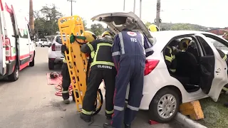 Colisão entre carro e caminhão deixa mulher presa nas ferragens na Próspera