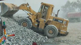 How to Big Loader Caterpillar 950E || How Loading Stones On a Saton Crushing Plant in Pakistan||