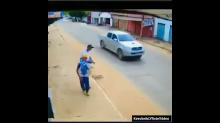 Un homme lance un pneu de vélo hors de la route mais il revient seul vers lui !