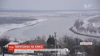 Рятуючи дітей з крижаного озера, жінка сама втрапила в ополонку