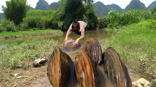 😘   The girl opened several large clams and found a treasure trove of pearls