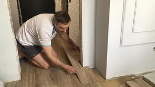 The transition of the laminate from room to room without thresholds. Life hack