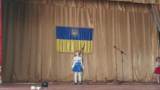 пісня " Любіть Україну " виконує Соломійка Іщук
