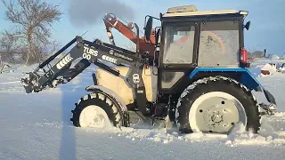 Задуло деревню.завожу трактор в -23,чистим снег, подкидываем сено.