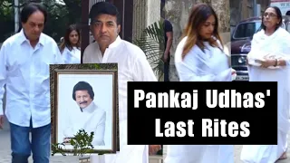 Pankaj Udhas' brother Manhar Udhas and family members at the last rites at his home | RIP