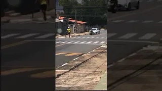 Motoqueiro cai e perde o controle da moto depois de empinar; moto bate de frente  no automóvel