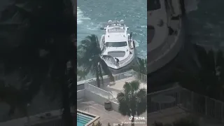 Неудачная швартовка яхты / Unsuccessful yacht mooring