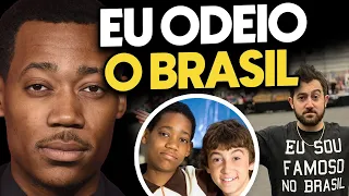 A DUBLAGEM fez com que o Chirs ODEIE o BRASIL...