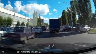 «Вон смертник полетел»: В Воронеже на видео попало ДТП с мотоциклистом