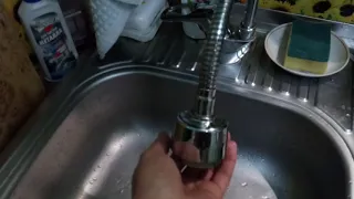 Устройство кухонного смесителя с распылителем