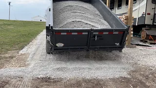 Spreading Gravel With The Lamar 7x14 #dumptrailer #lamar