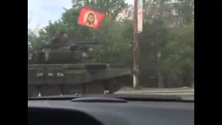 Donetsk, Militias tanks with the flag of the USSR