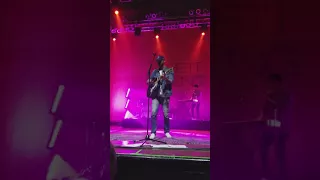 Brett Young sings Marvin Gaye "lets get it on"