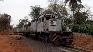 Trem expresso de conteineres passando por Aguaí-SP