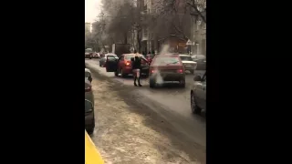 Воронежская чиновница после мелкого ДТП избила водителя