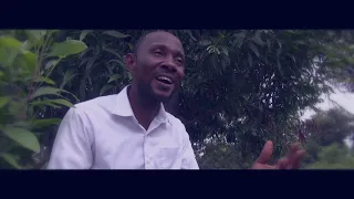 Freddy Tshimanga  dans il est le  même clip officiel