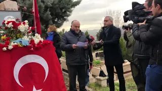 Yarbay Ali Tatar Mezarı başında saygı duruşu